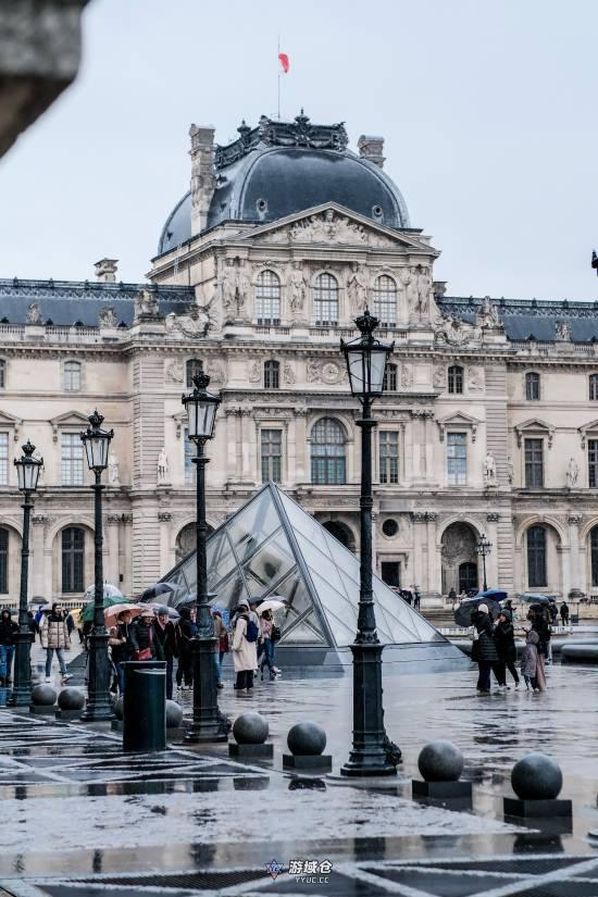 卢浮宫光天化日下被抢劫后 馆长申请辞职被拒