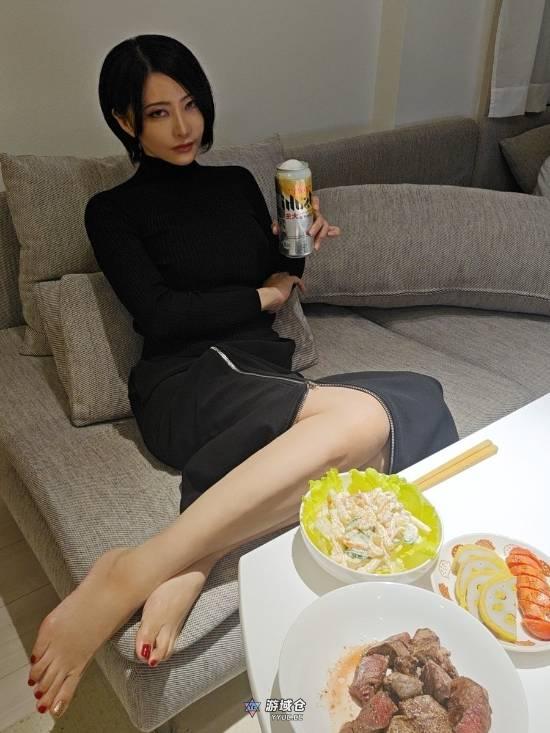 cos艾达王火了的48岁大姐姐 连家居服也超像王阿姨